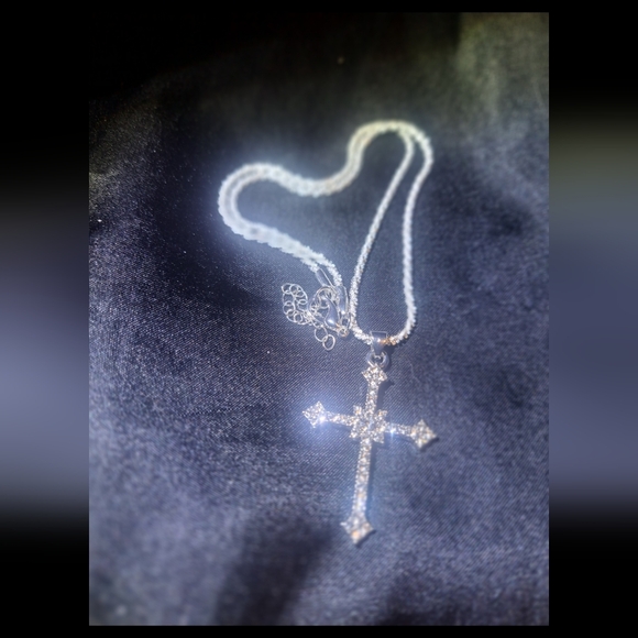 Elegant Silver Cross Pendant Necklace - Picture 5 of 6